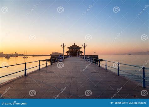 Het Zhanqiao Pier: Een historische promenade met een spectaculair uitzicht op de oceaan!