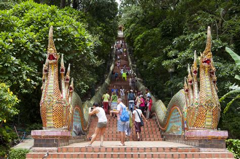  Wat Phra That Doi Suthep: Een betoverende tempel op een bergtop met adembenemend uitzicht!